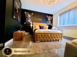 Luxury 5-Bedroom House, Birmingham City Center