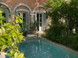 Belle maison, 3 chambres,avec un bassin, un jardin , dans le centre historique, hotell i Montpellier