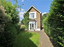 Detached 4-Bed House near Heathrow, хотел в Егъм