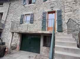 Maison familiale de village à Angoustrine, Hotel in Angoustrine