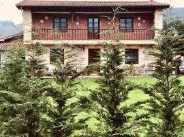 Gran casa restaurada con jardín encantador pueblo.