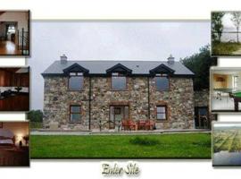 On Lakeshore with Horses, Jetty & Games Room, holiday home in Boyle