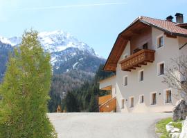 Almresidenz Unterrain zum Hartl -1 km BY CAR DISTANCE SKI SLOPES KRONPLATZ, farm stay in Valdaora