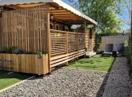 Camping La Carabasse Vias-Plage-T4 Climatisé,Tout confort, Emplacement calme !、ヴィアのホリデーパーク