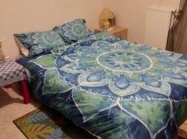 Cozy chambre en Clichy, tout près de Paris, δωμάτιο σε οικογενειακή κατοικία σε Clichy