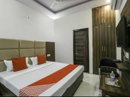 HOTEL CROWN, hotel i nærheden af Chandigarh Internationale Lufthavn - IXC, Zirakpur