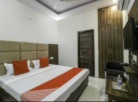 HOTEL CROWN, hotel in Zirakpur