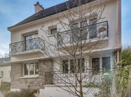 3 Bedroom Stunning Home In Lanvaudan, hotel a Lanvaudan