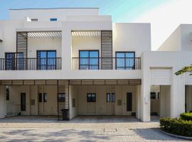 Luxury Villa by the sea, hotell i Fujairah