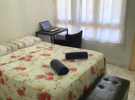 Quarto confortável perto de tudo 03, guest house in Belém