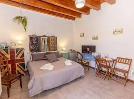 CENTRO STORICO Redmood House a 5 min dal Mare, Breakfast, Aria Condizionata, Wi-Fi e Netflix