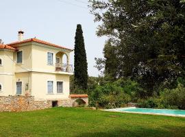 Cottage with private boat & pool, séjour à la campagne à Poros