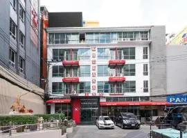 Khurana Inn Hotel -120/176-180 Ratchaprarop, Bangkok - by Bay Luxury