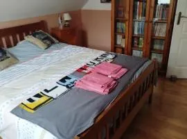 Chambre rouge dans maison avec parking