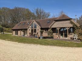 The Barn New Forest Free Paddle boarding & free Zip wire., hotel in Ringwood