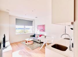 LUXX Apartment & Suites, London Heathrow Airport, Terminal 4, Piccadilly underground Train station nearby!, hotel a New Bedfont