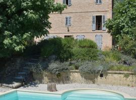 Casa Ciao Bella - Apartment Natural Green with shared pool, hotel v mestu Carassai
