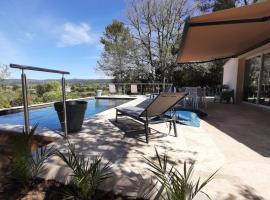 Maison au pied de la st victoire avec piscine, hotel a Pourrières