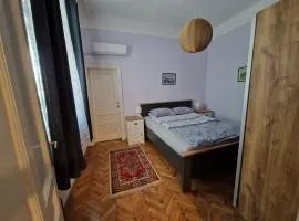 Етаж от къща с двор