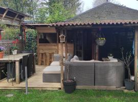 "Tempat Senang" chalet on the beautiful Veluwe with airco sauna bbq jacuzzi beamer and dog, hotel en Putten