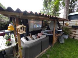 "Tempat Senang" chalet on the beautiful Veluwe with airco sauna bbq jacuzzi beamer and dog, hotel v destinaci Putten