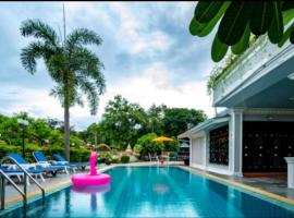 高尔夫花园泳池高端6卧别墅, vakantiehuis in Ban Huai Yai