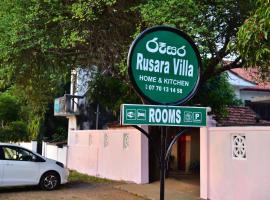 Rusara Villa، فندق مع موقف سيارات في تيساماهاراما