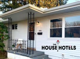 The House Hotels - Erie St. 2, pet-friendly hotel in Cuyahoga Falls