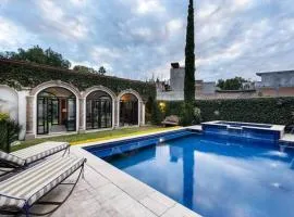 Casa Regina, Stylish 3BR Home in Centro with Rooftop & Jacuzzi