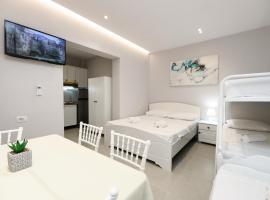 Vila Feliz - Premium Rooms with Free Private Parking, hotel in Vlorë