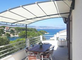 Apartment With the Sea View, apartamento em Basina