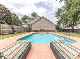 5 BR POOL/Game room sleeps 10 people close to base, cottage sa Warner Robins