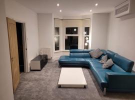 Bright Victorian detached moments from the center with parking, hotel di Crawley