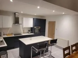 3 Bedroom Victorian Detached 6 beds Central Location 2x Long Parking Bays The Railway pub Nearby