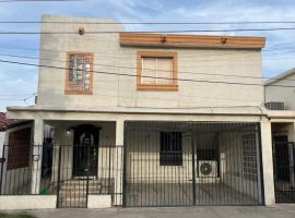Casa grande y centrica, 3 cuartos y 2 baños, hotel in Hermosillo