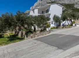 Family-friendly apartments with swimming pool Makarska - 22975