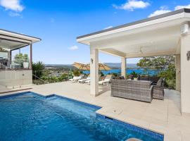 HEATed Pool, Lake & Beach, Luxury 5 B/R House, hotelli kohteessa Lake Illawarra