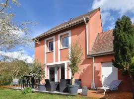 Lovely Home In Touques With Wifi, atostogų namelis mieste Tukas