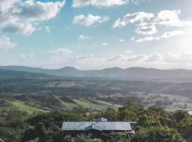 Luxurious Hinterland Guest House with HEATED POOL Sleeps 10 Brisbane Scenic Rim Gold Coast、Canungraのゲストハウス