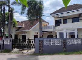 Emir Homestay, holiday home in Timuran