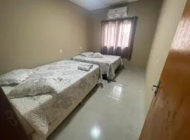 Churrasqueira e Casa privativa, Acesse os 2 quartos com 2 ar e banheiros se reservar 4 ou mais hóspedes, até 6 camas e tem pátio, roupa de cama, portão eletrônico e Desconta duração! Entrada padrão 15h adiante, inclusive à noite - Projeto Suíte Sorriso