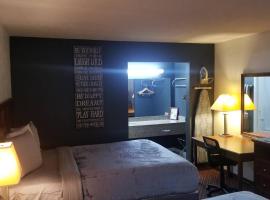 OSU 2 Queen Beds Hotel Room 214 Wi-Fi Hot Tub, ξενοδοχείο με τζακούζι σε Stillwater