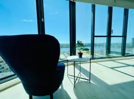 Fascinating waterview 2 bedrooms condo (Parking)