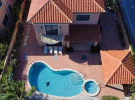 Splendid 3 bedroom house with beauttiful pool, cabaña o casa de campo en Noord