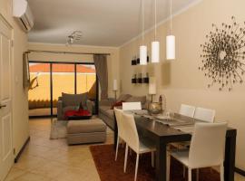 Spectacular house in gold coast, hotel berdekatan Tierra del Sol Golf Course, Palm-Eagle Beach