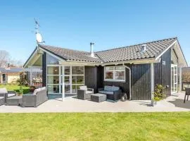 3 Bedroom Pet Friendly Home In Juelsminde