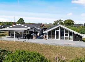 5 Bedroom Beautiful Home In Juelsminde，尤斯明德的飯店