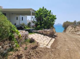 Bungalow Thalassa, am Strand und mit Mini-Pool, bungalov v destinaci Kalamaki