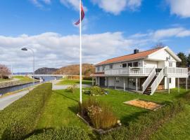 Gorgeous Home In Lindesnes With Kitchen，Spangereid的有停車位的飯店