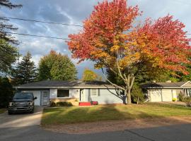 The Badger House ~ Newly Remodeled Home ~ Rib Mountain: Wausau şehrinde bir kulübe